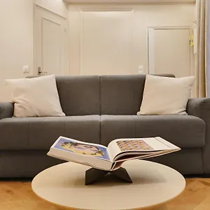  Apartment Off Majesti Upper Marais Apartment- Rue Du Faubourg Saint-martin
